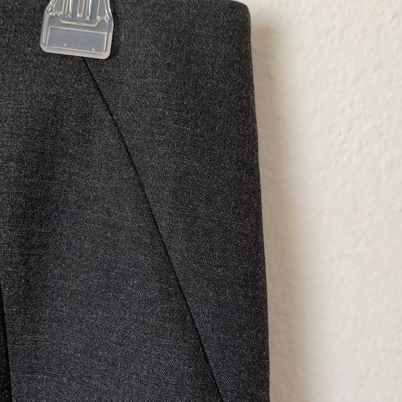 Cute skirt .loft brand size 6 color gray. Mini - Picture 6 of 6